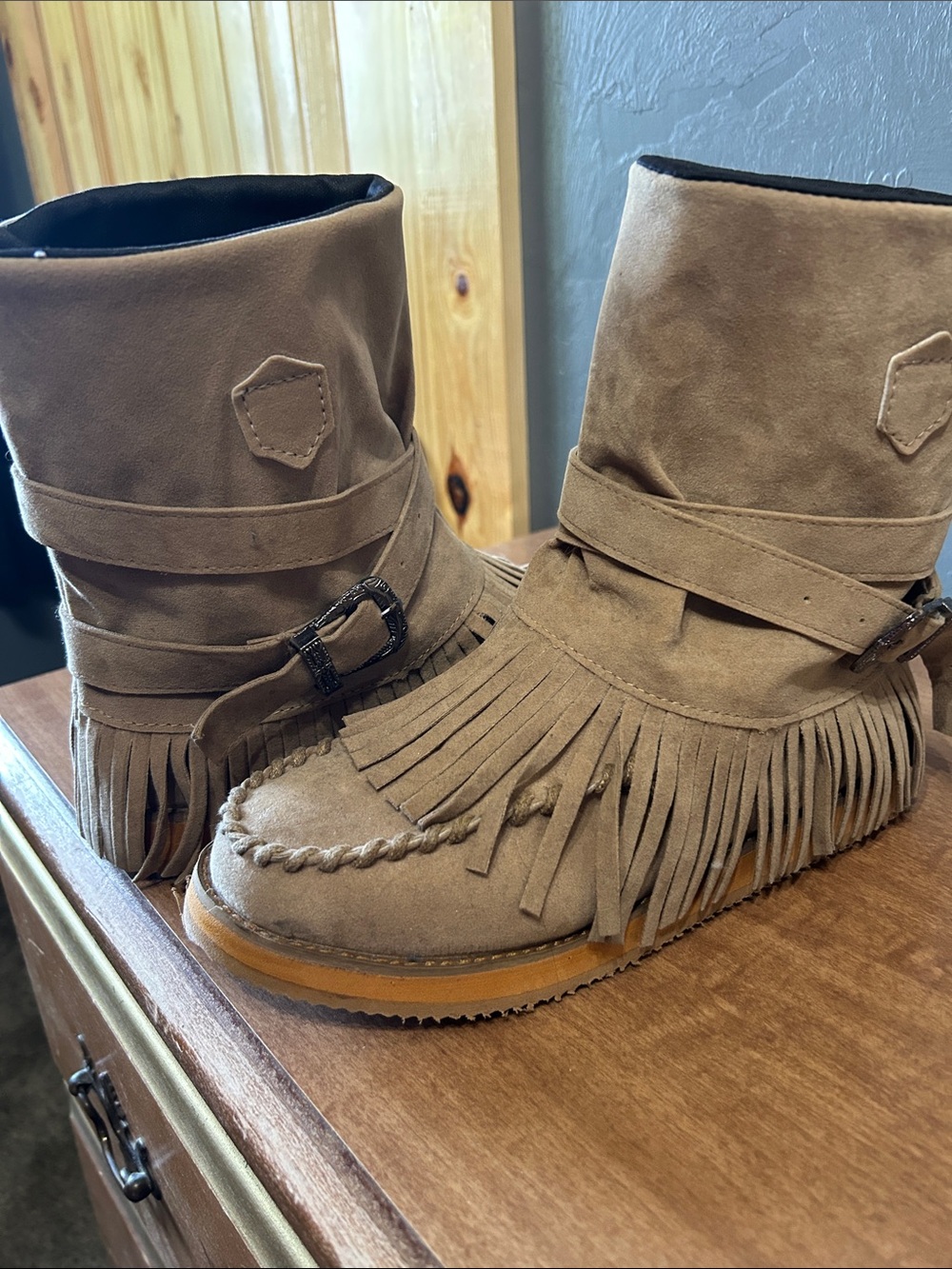 Womans Fringe Suede Boots - Tan